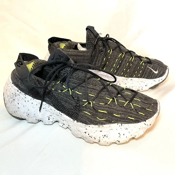 NIKE Space Hippie 04 Men’s Sneaker in Black/Volt - Picture 2 of 8